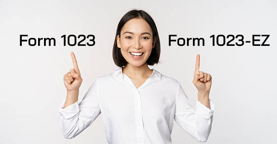 Image of smiling confident businesswoman, asian lady pointing fingers up, showing banner or sale info, standing over white background